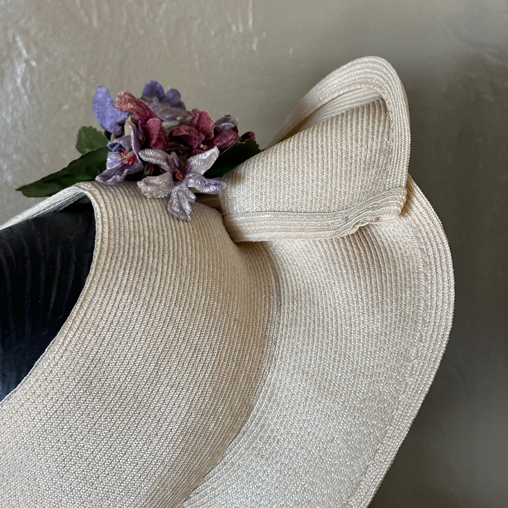 GRACEFUL 1940s' IVORY STRAW OPEN CROWN HAT WITH FOLDED BRIM & FABRIC FLOWERS - Picture 6 of 12